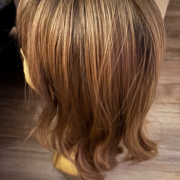 (4) Yes Four 12” Shoulder Length Dark Rooted  Synthetic Wigs - Picture 3 of 9